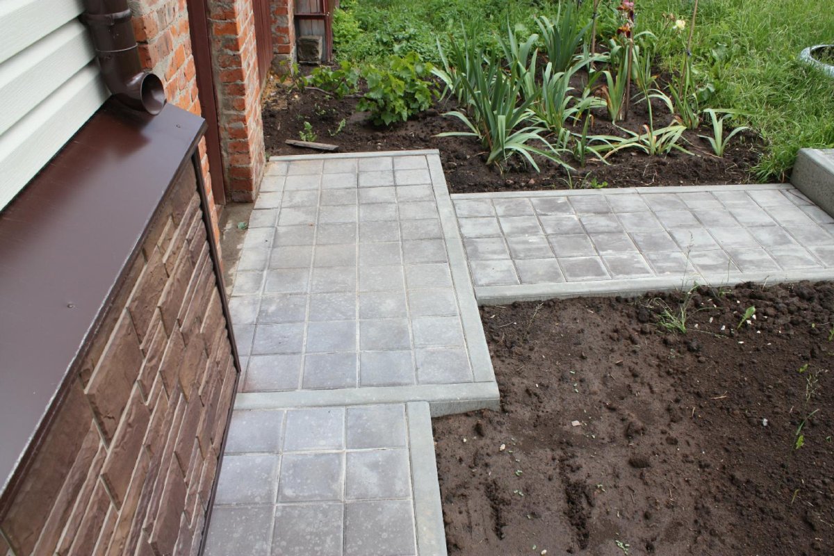 Отмостка из тротуарной плитки