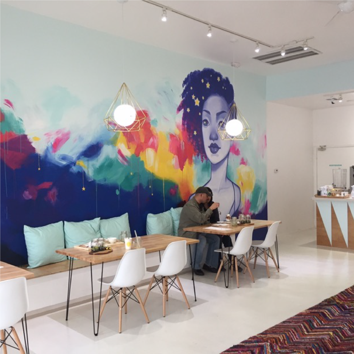 Обеденный стол в стиле поп арт