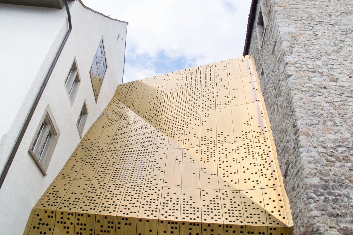 Сетки под окнами офисных зданий