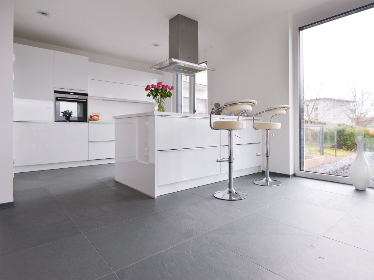 Серая плитка на кухне на полу