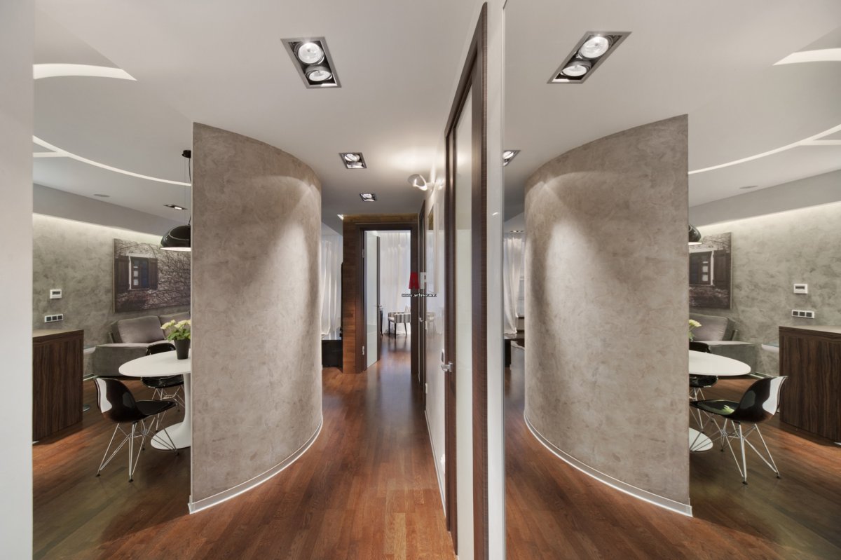 Прихожая с полукруглой стеной