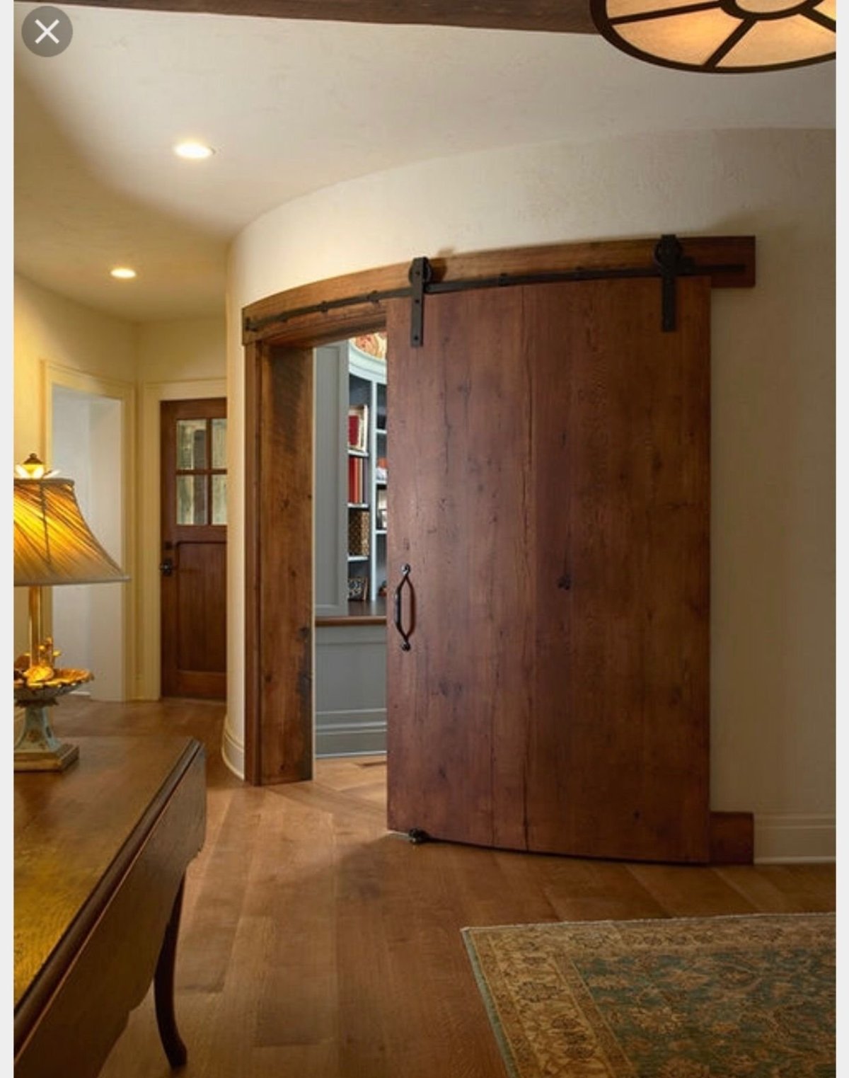 Интерьер полукруглой гостиной