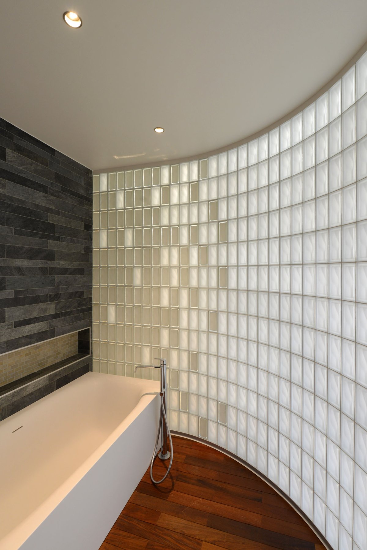 Комната для девочки с круглой кроватью