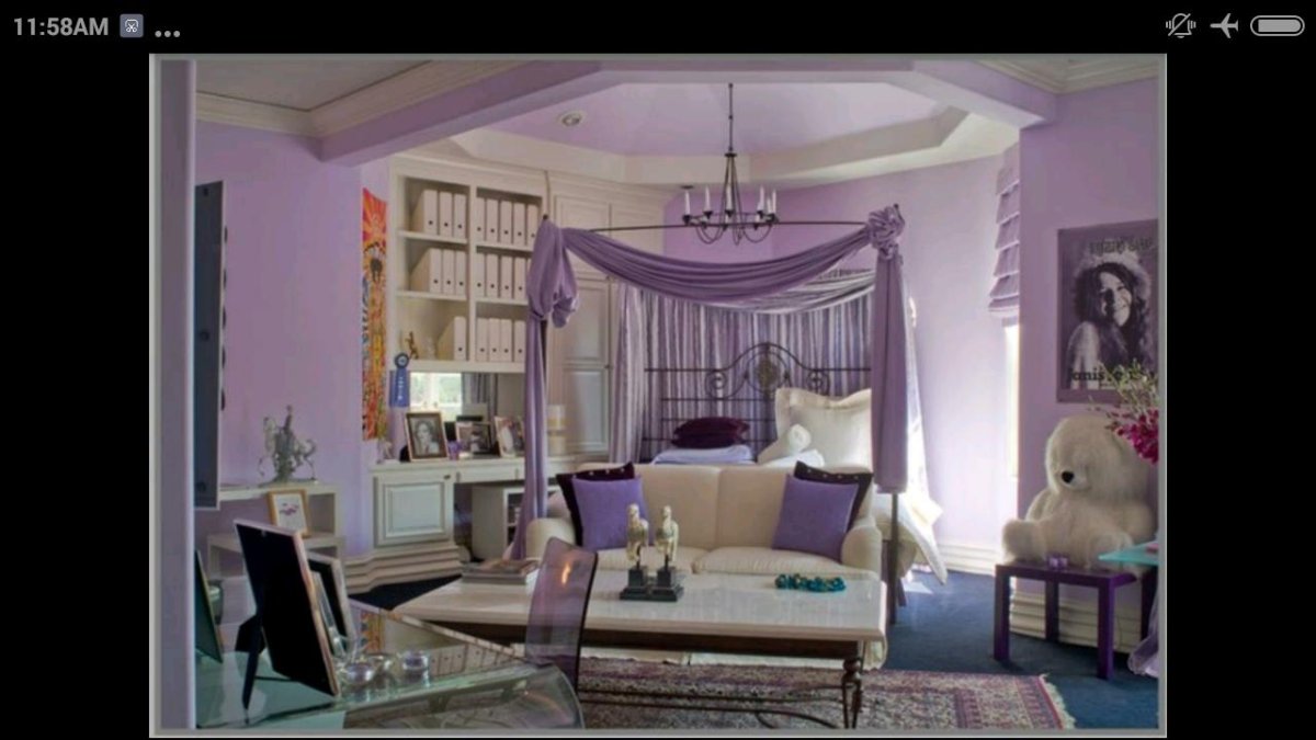 Комната с фиолетовой подсветкой