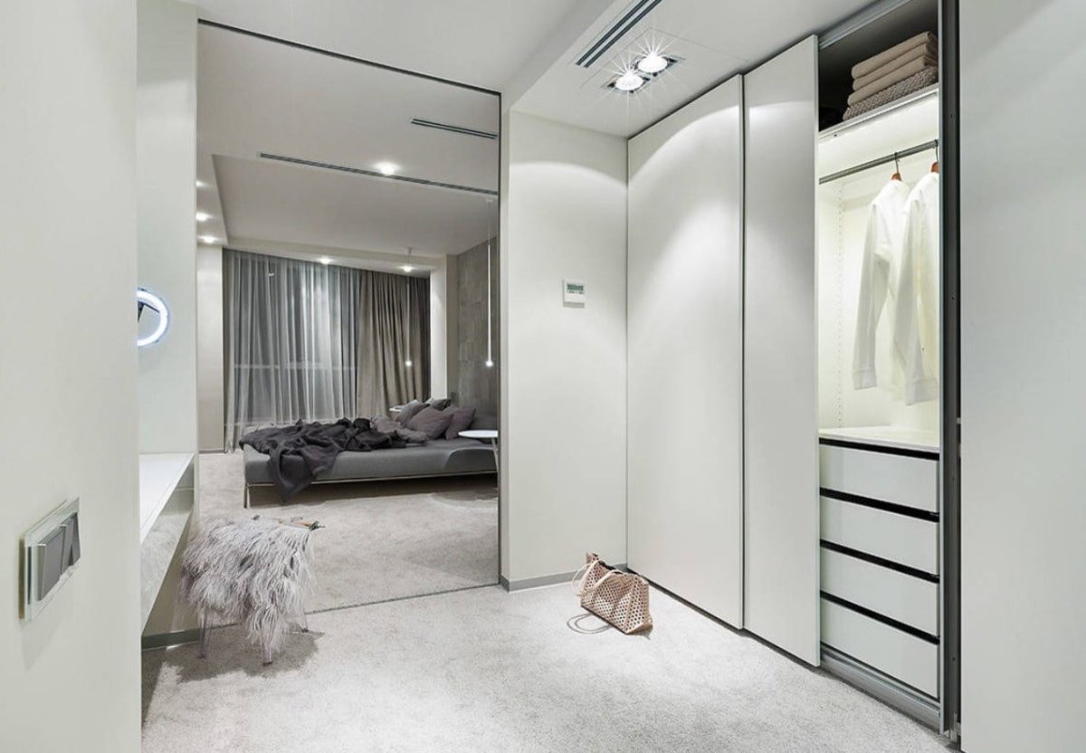 Небольшая спальня с гардеробной