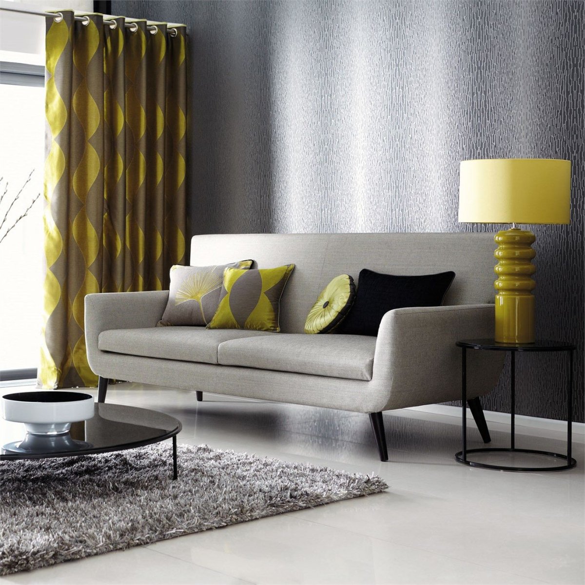 Желтые шторы в гостиной