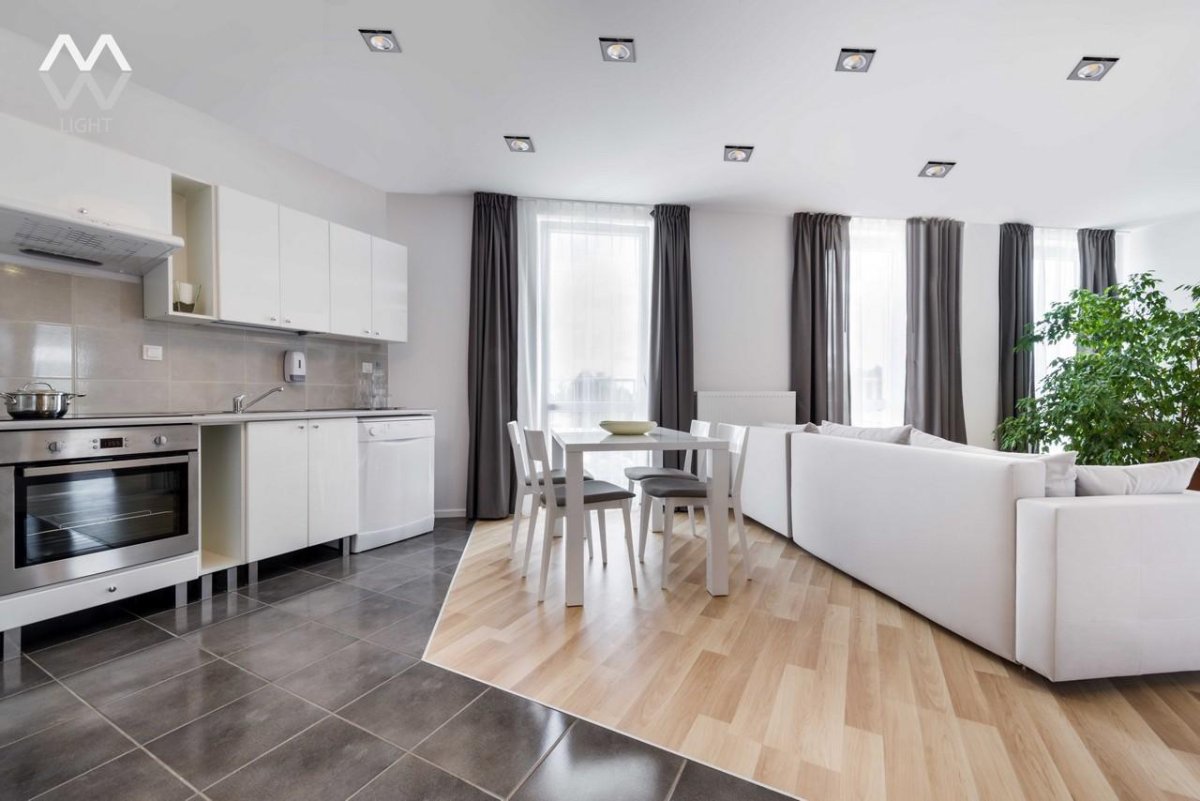 Плитка и ламинат в кухне гостиной