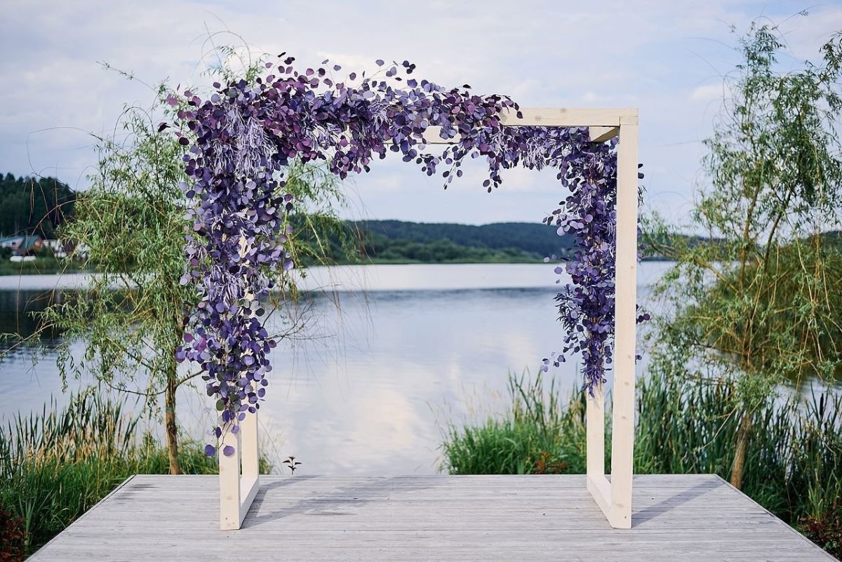 Свадебная арка в лавандовом цвете