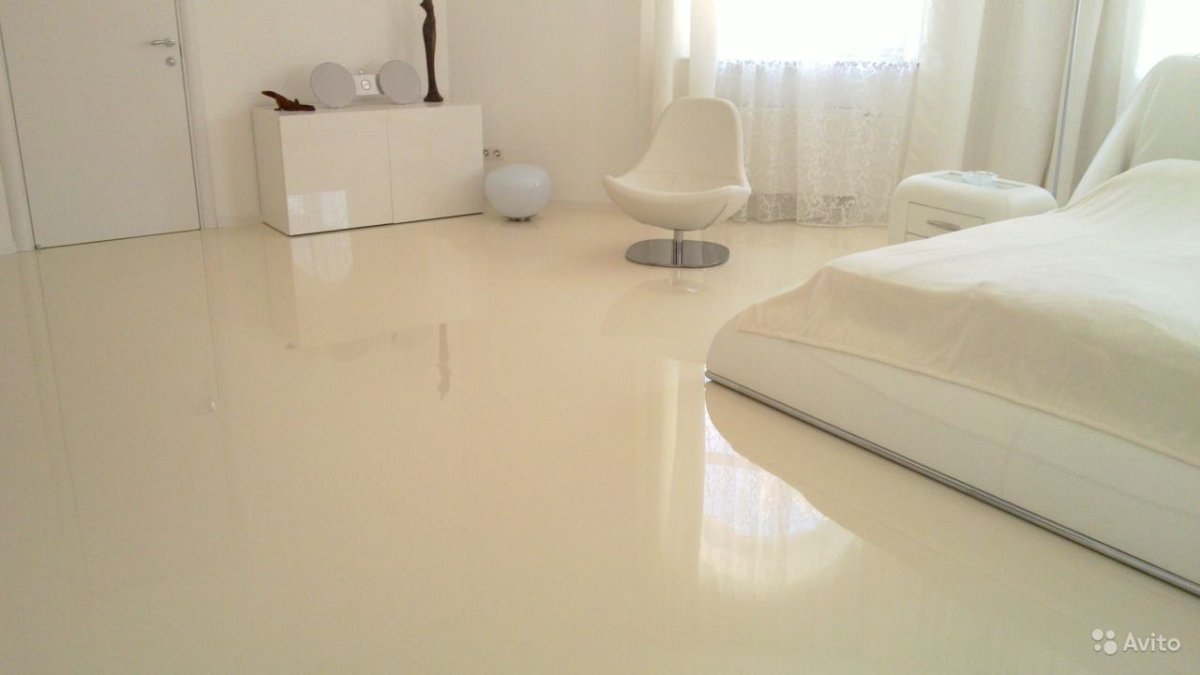 Пол светлый глянцевый