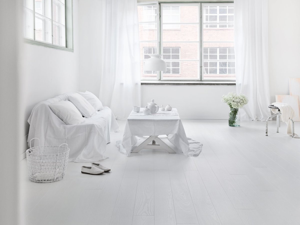 Наливной глянцевый бежевый пол