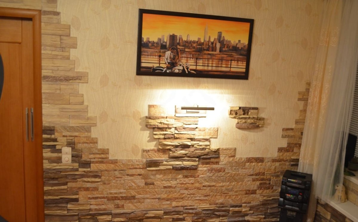 Частичная отделка стены камнем