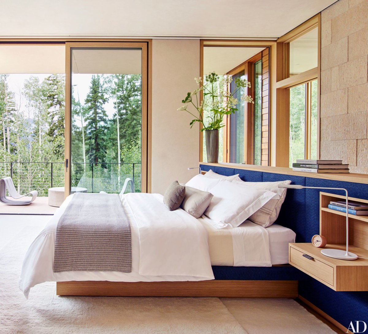 Уютная планировка просторной спальни