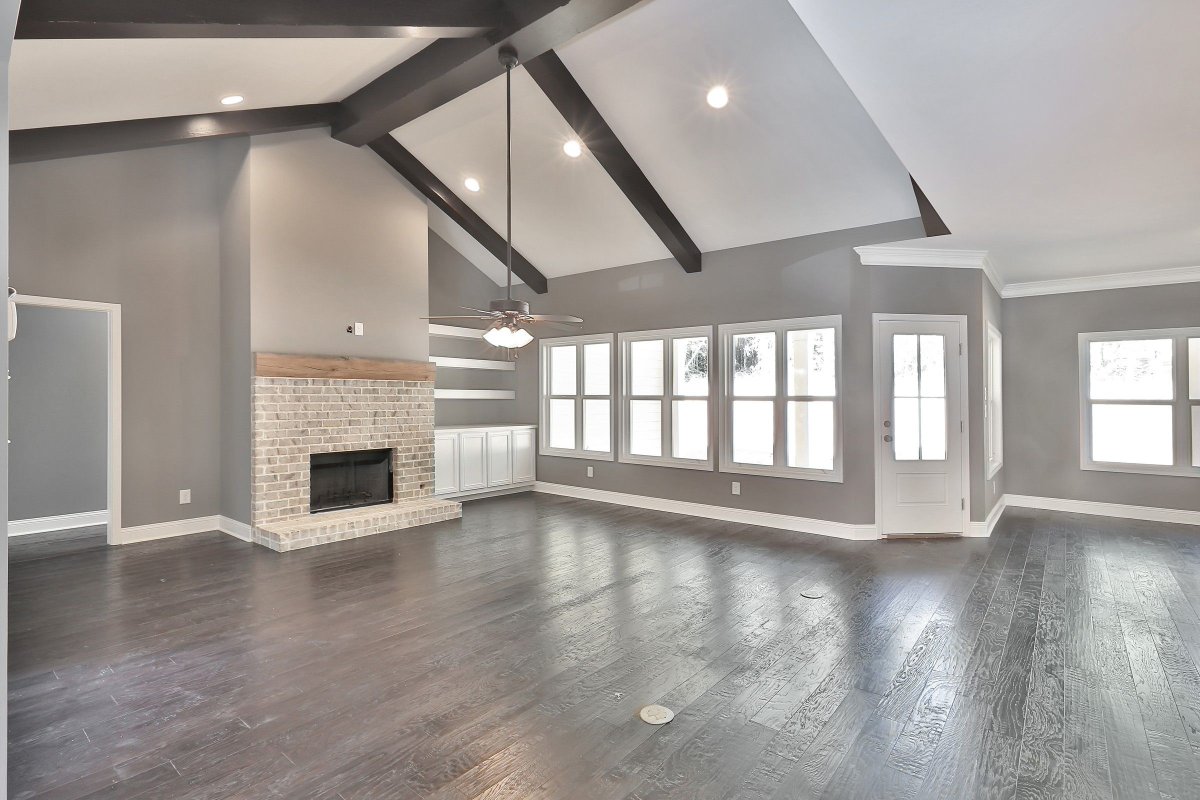 Серый пол в деревянном доме