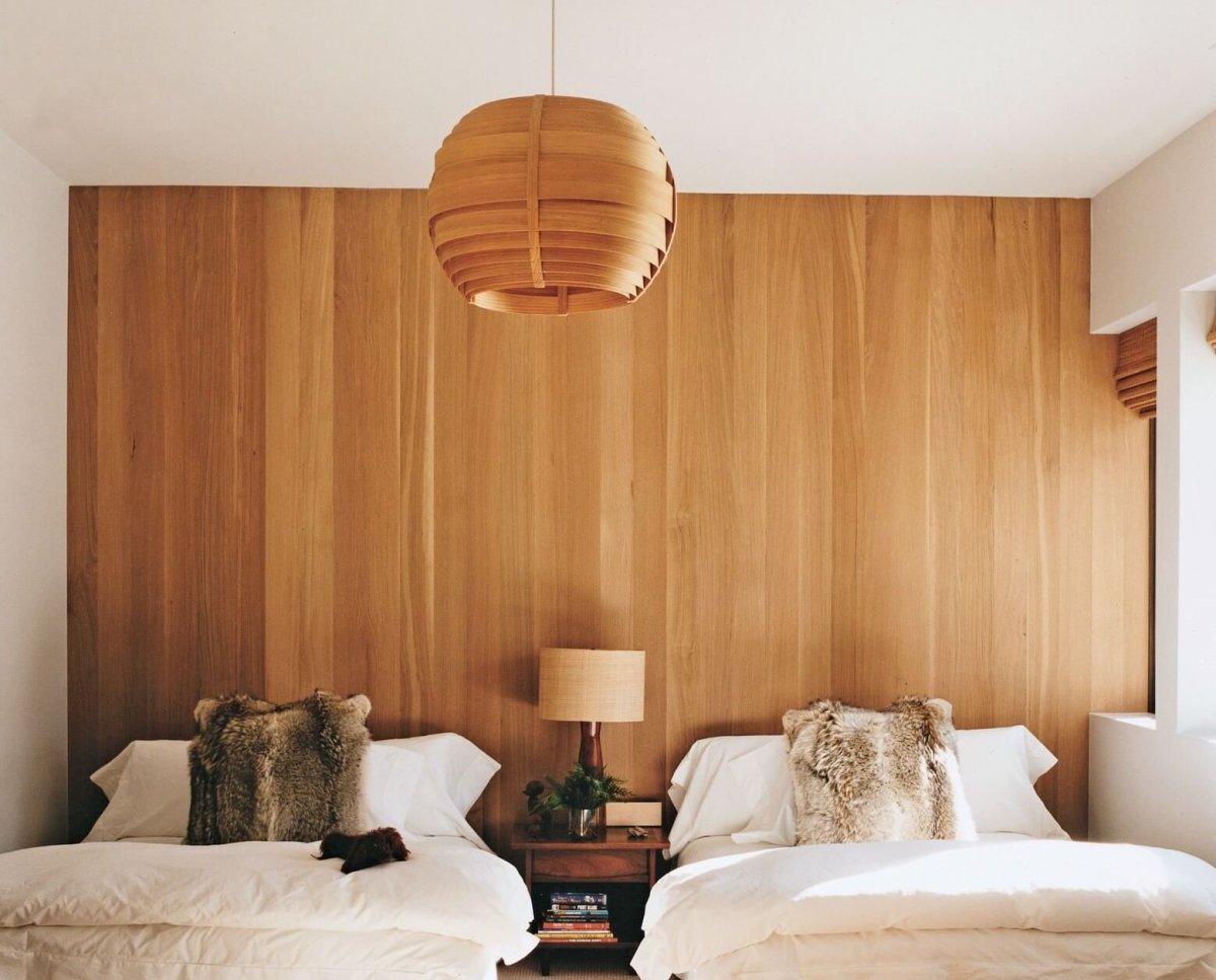 Деревянная стена в интерьере