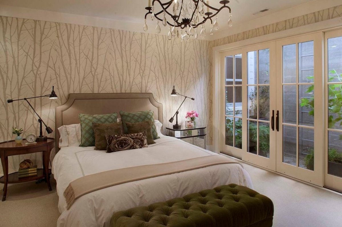 Бежевая спальня с фотообоями