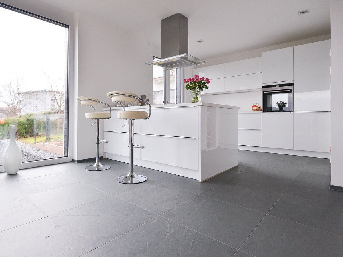 Серая плитка на кухне на полу