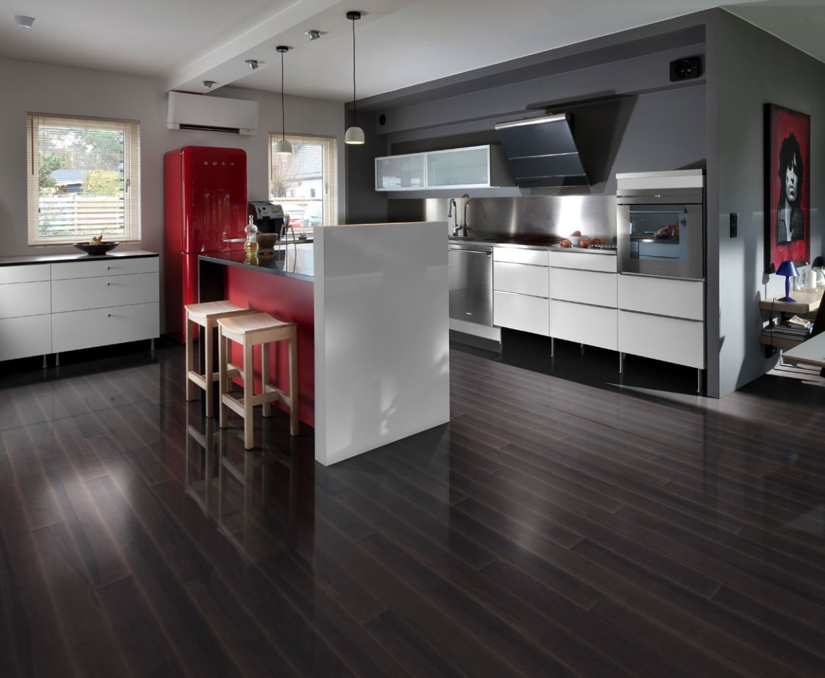 Черный ламинат на кухне