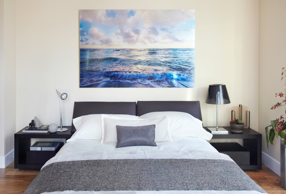 Большая картина над кроватью