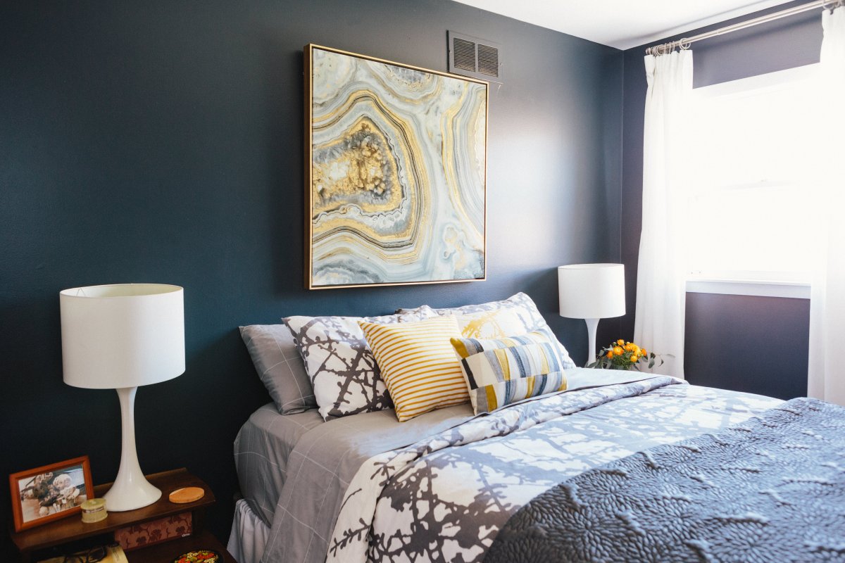 Фоторамки в изголовье кровати