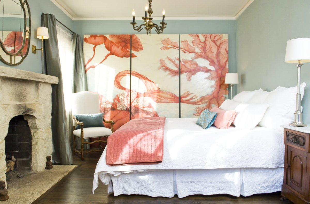 Коралловый цвет в интерьере