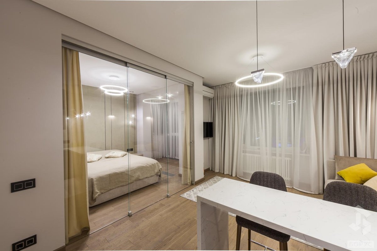 Стеклянная перегородка в однокомнатной квартире