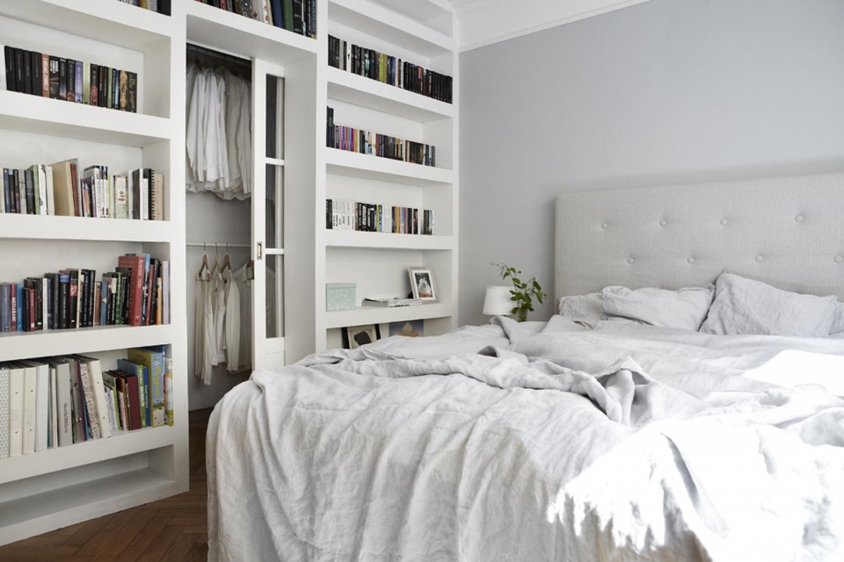 Книжный шкаф в спальне