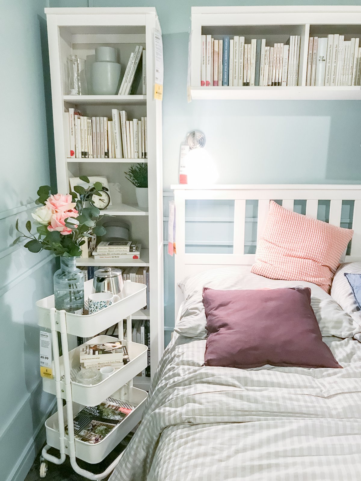 Стеллаж икеа в спальне