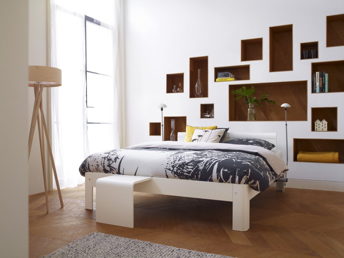 Кровать с подвесными полками