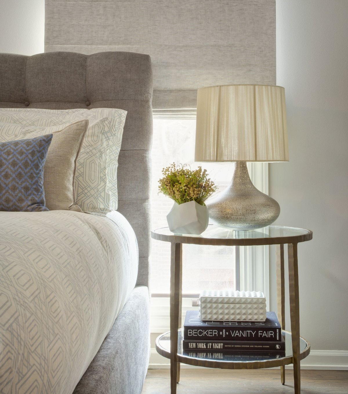 Круглые прикроватные тумбы в интерьере