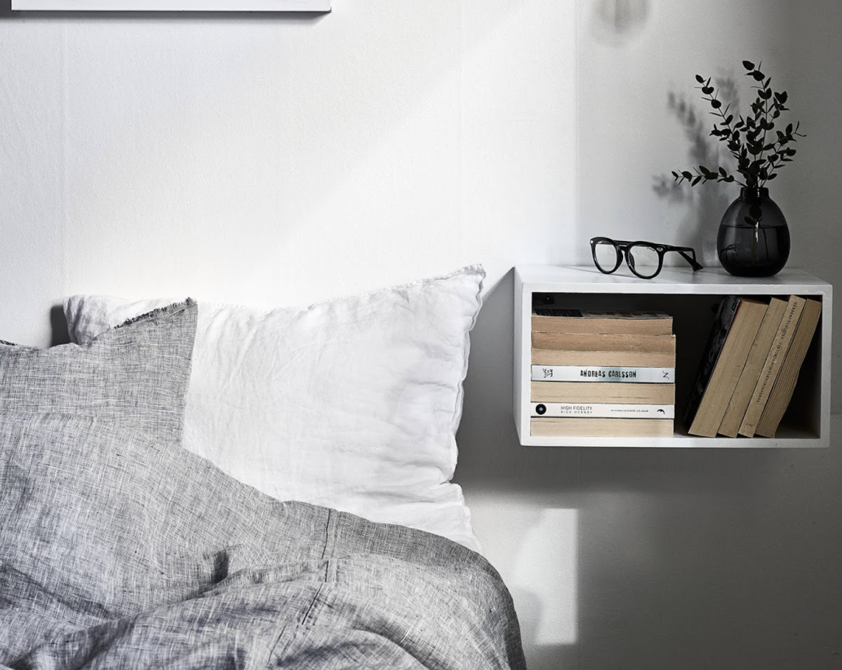 Подвесная прикроватная полка для спальни серая