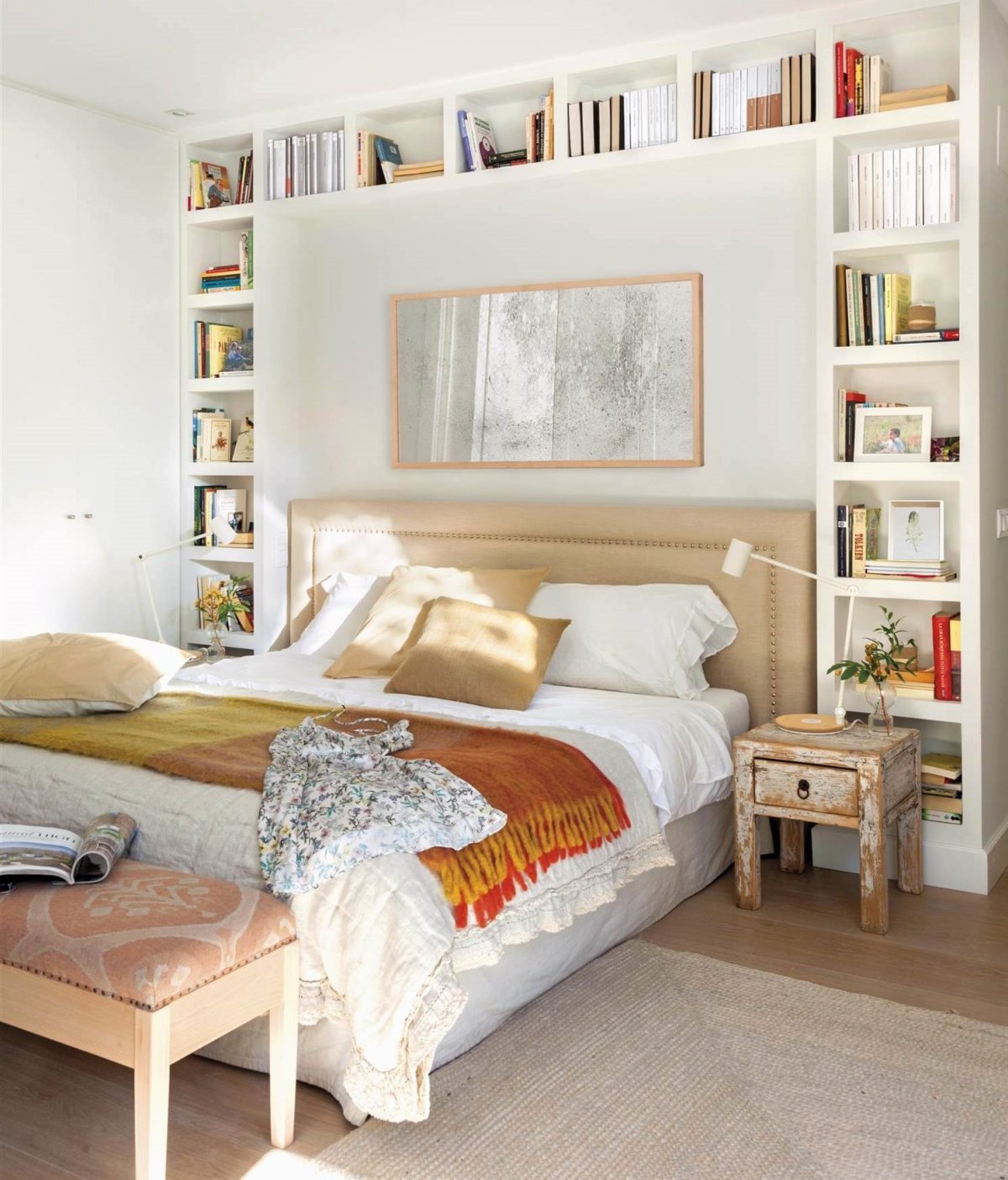 Стеллаж над кроватью