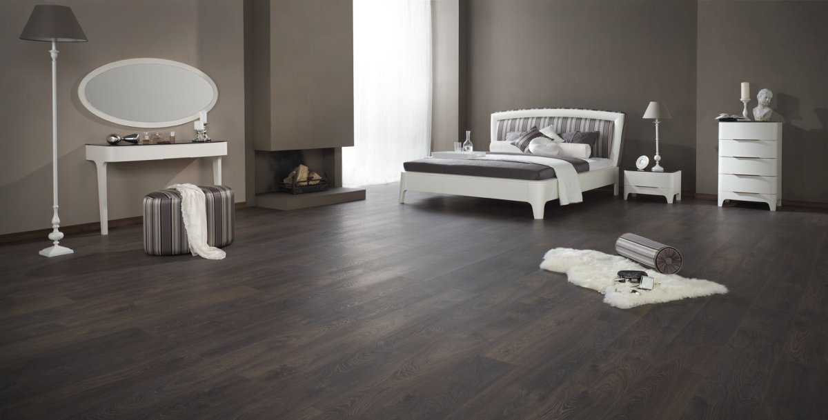 Темный пол белая мебель