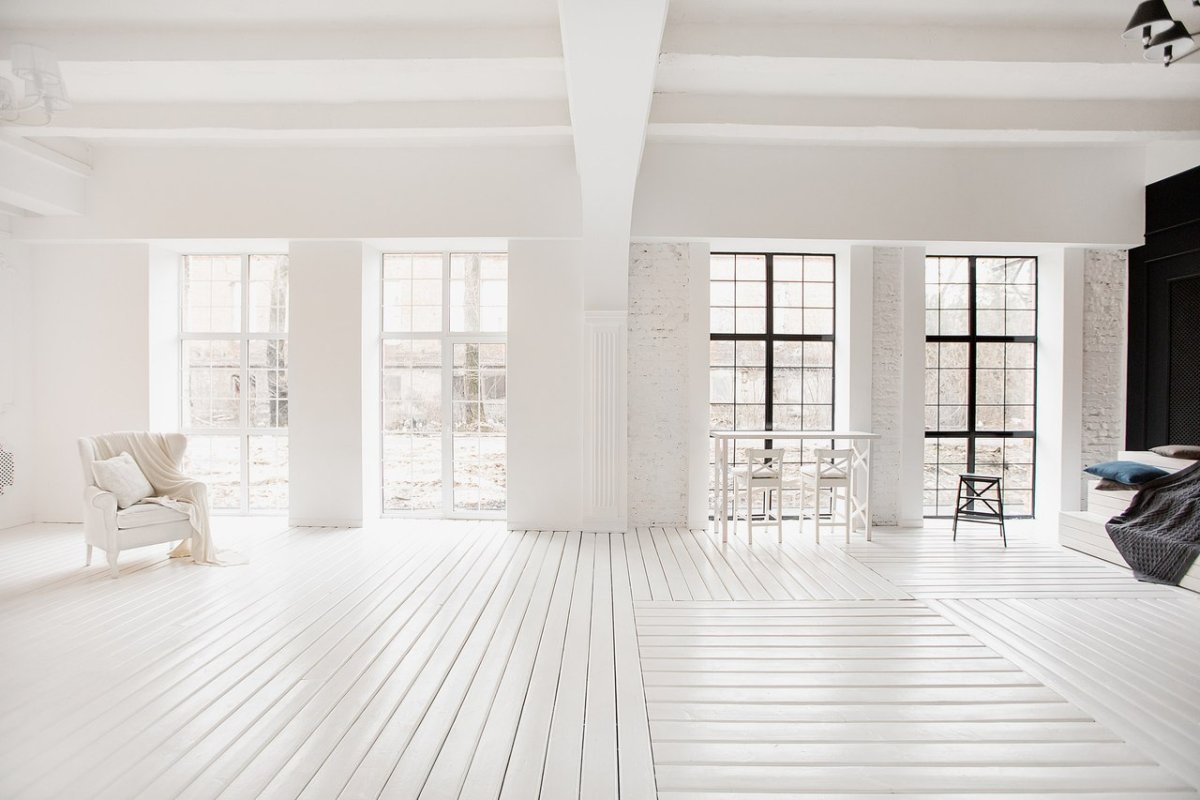 Белая стена