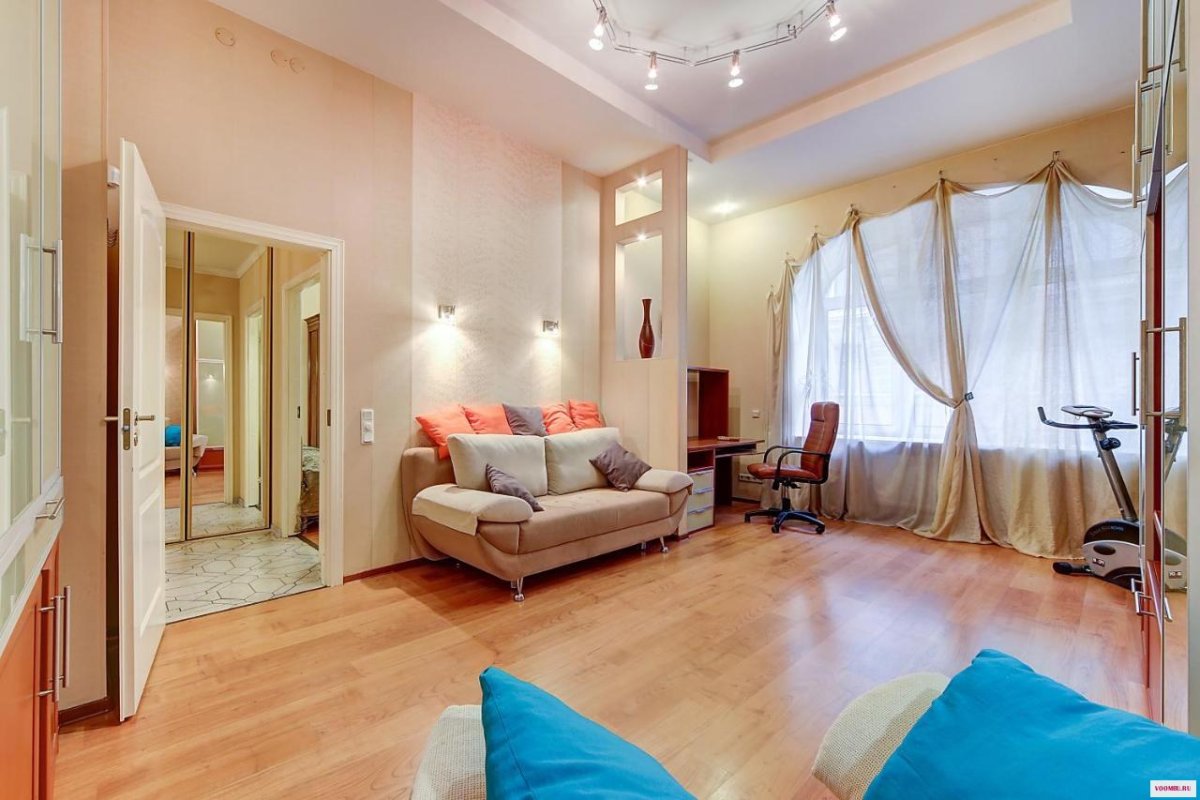 Исаакиевский собор в Санкт-Петербурге вид с окна