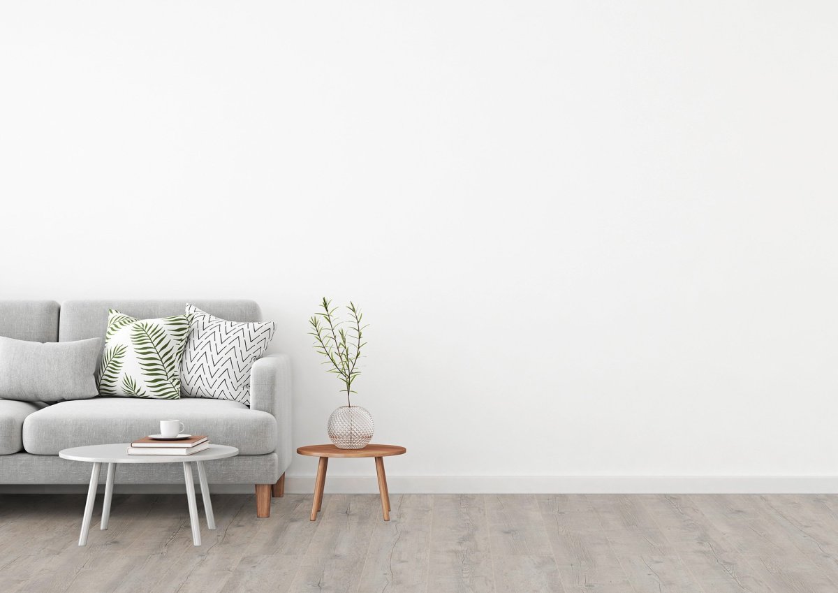 Комната с белыми стенами