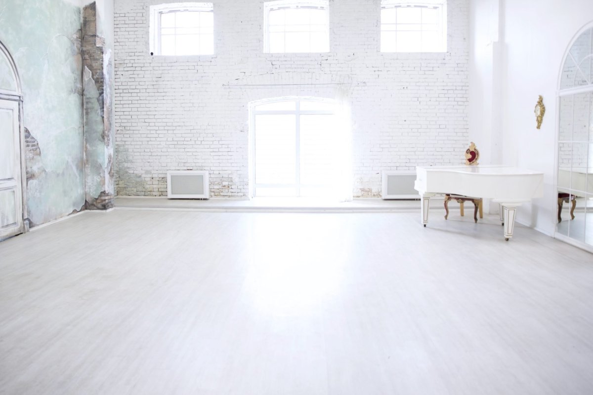 Белая стена в фотостудии