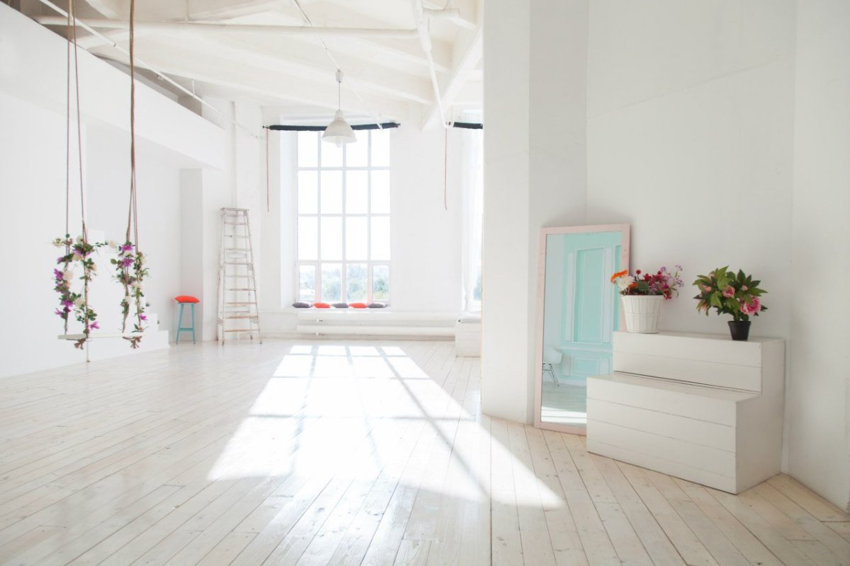 Гостиная с белыми стенами