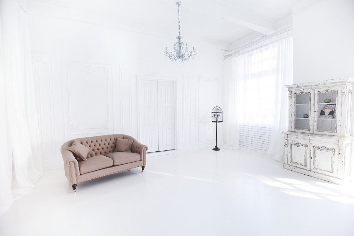 Человек в светлой комнате