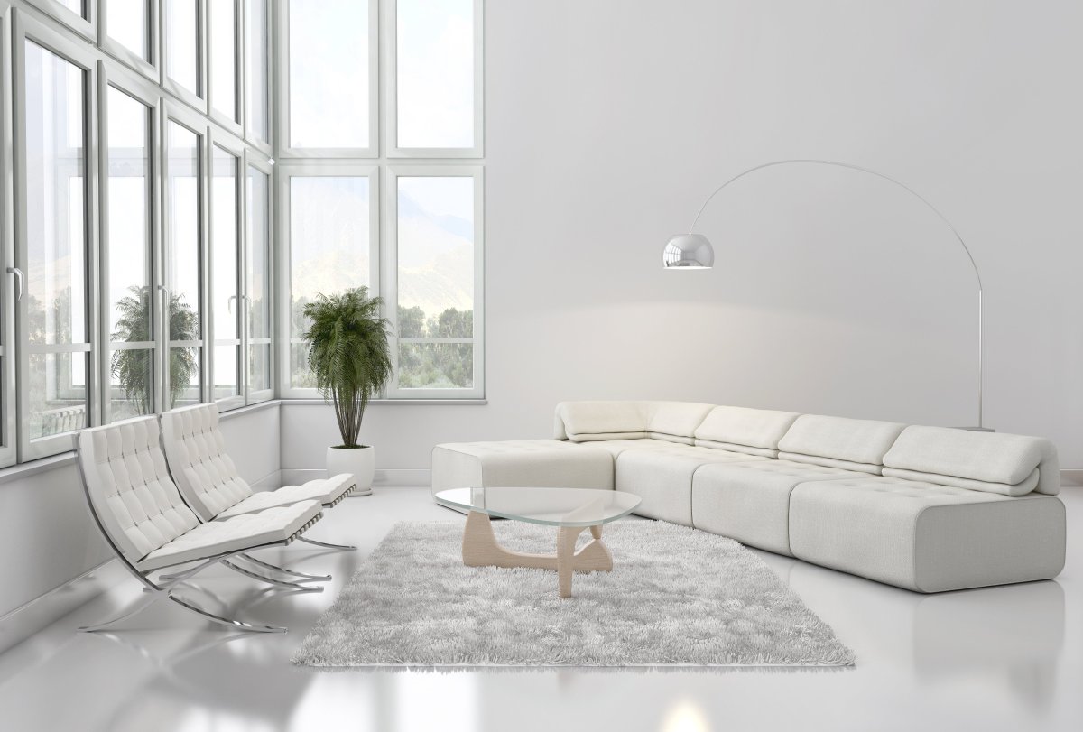 Кресло на фоне стены