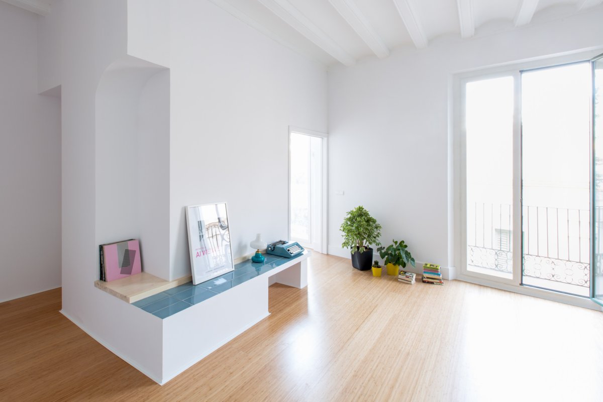 Белая стена