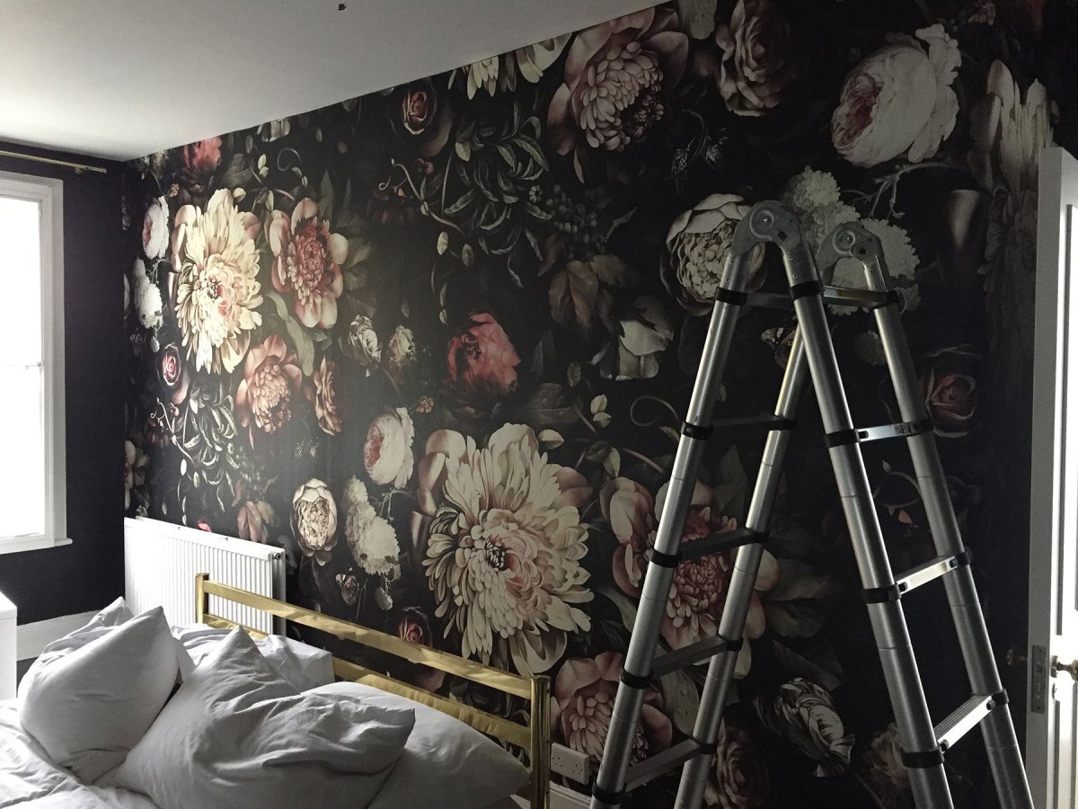 Обои чёрное с цветочками в спальню