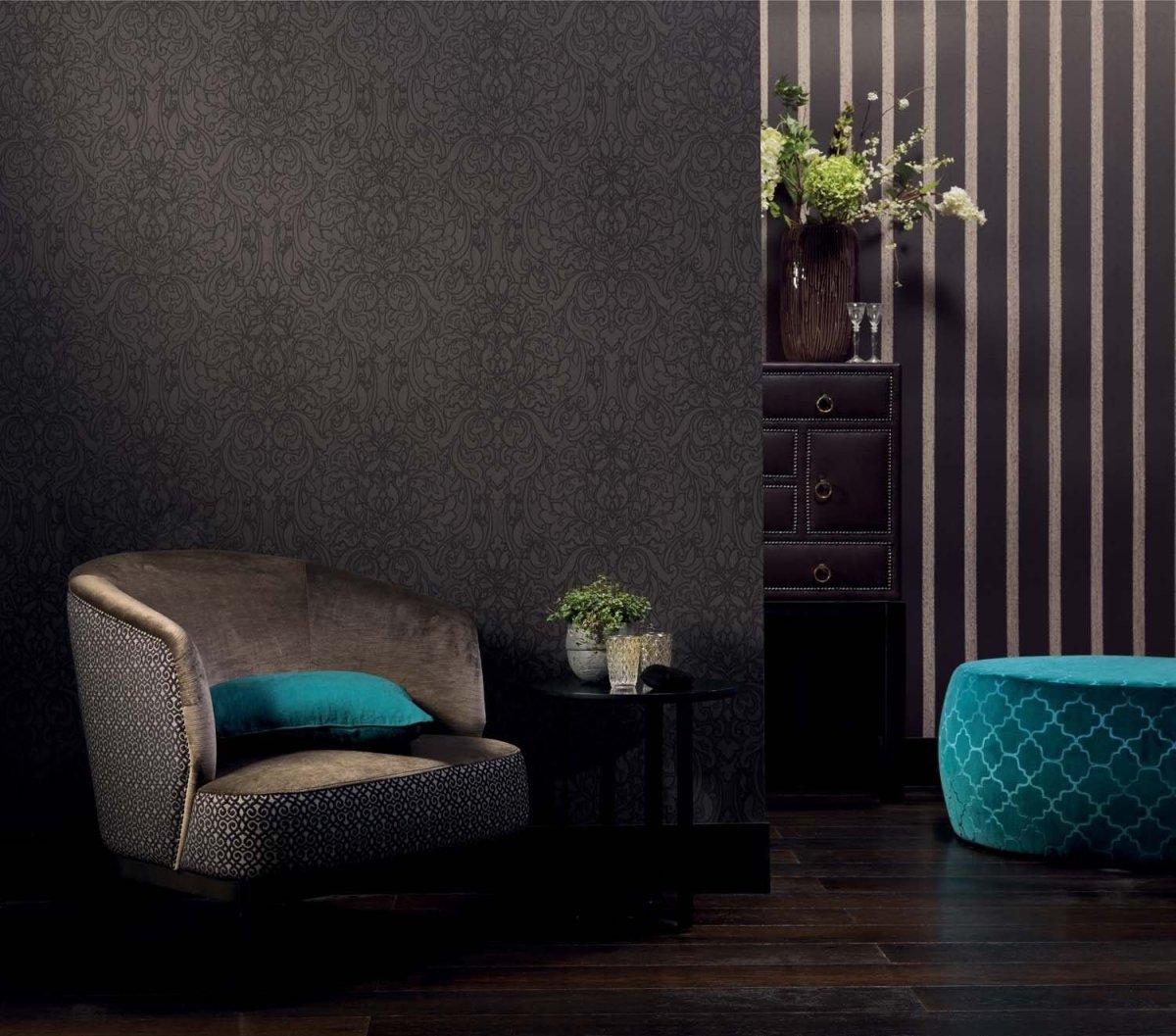 Небольшая спальня в темных тонах