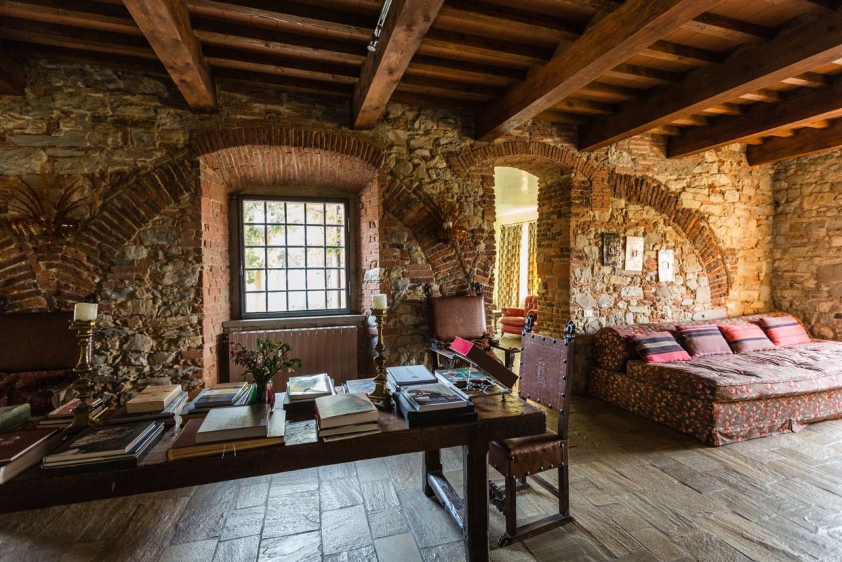 Камин в замковом стиле