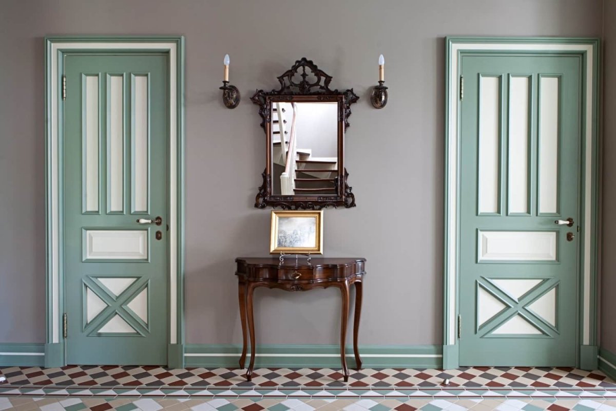Старинные двери в интерьере