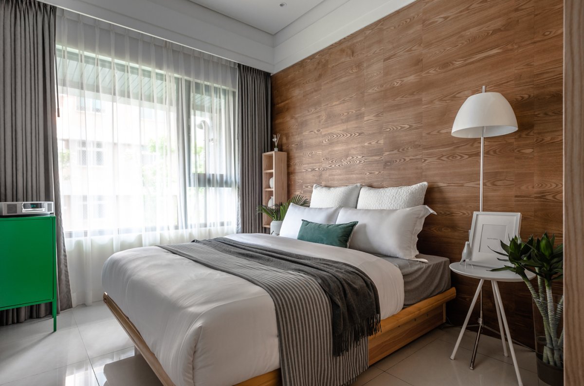 Ламинат на стене в спальне