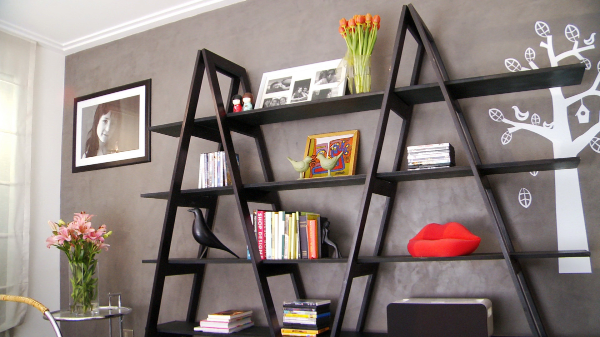 Небольшой стеллаж в комнату