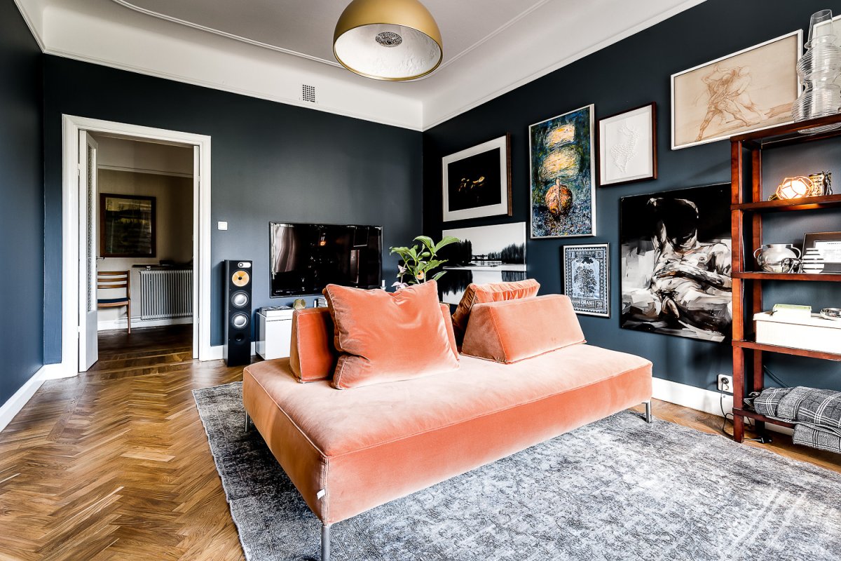 Интерьер зала с рыжим полом