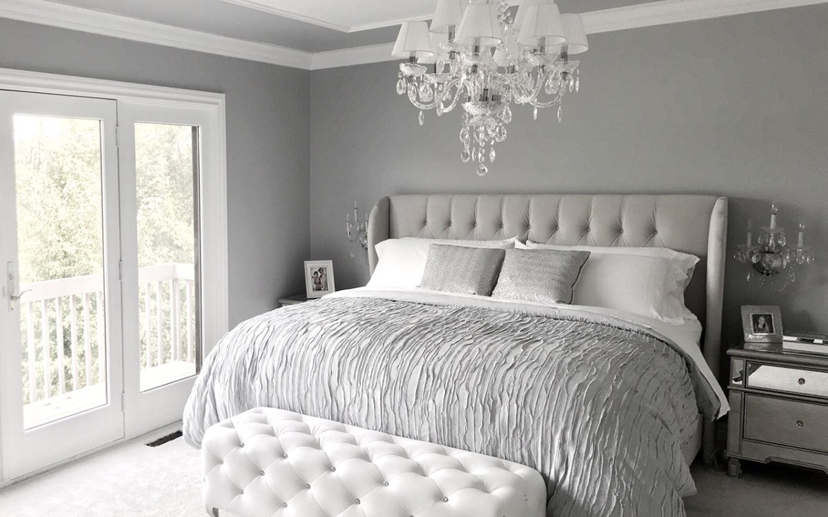 Белая спальня с серыми шторами