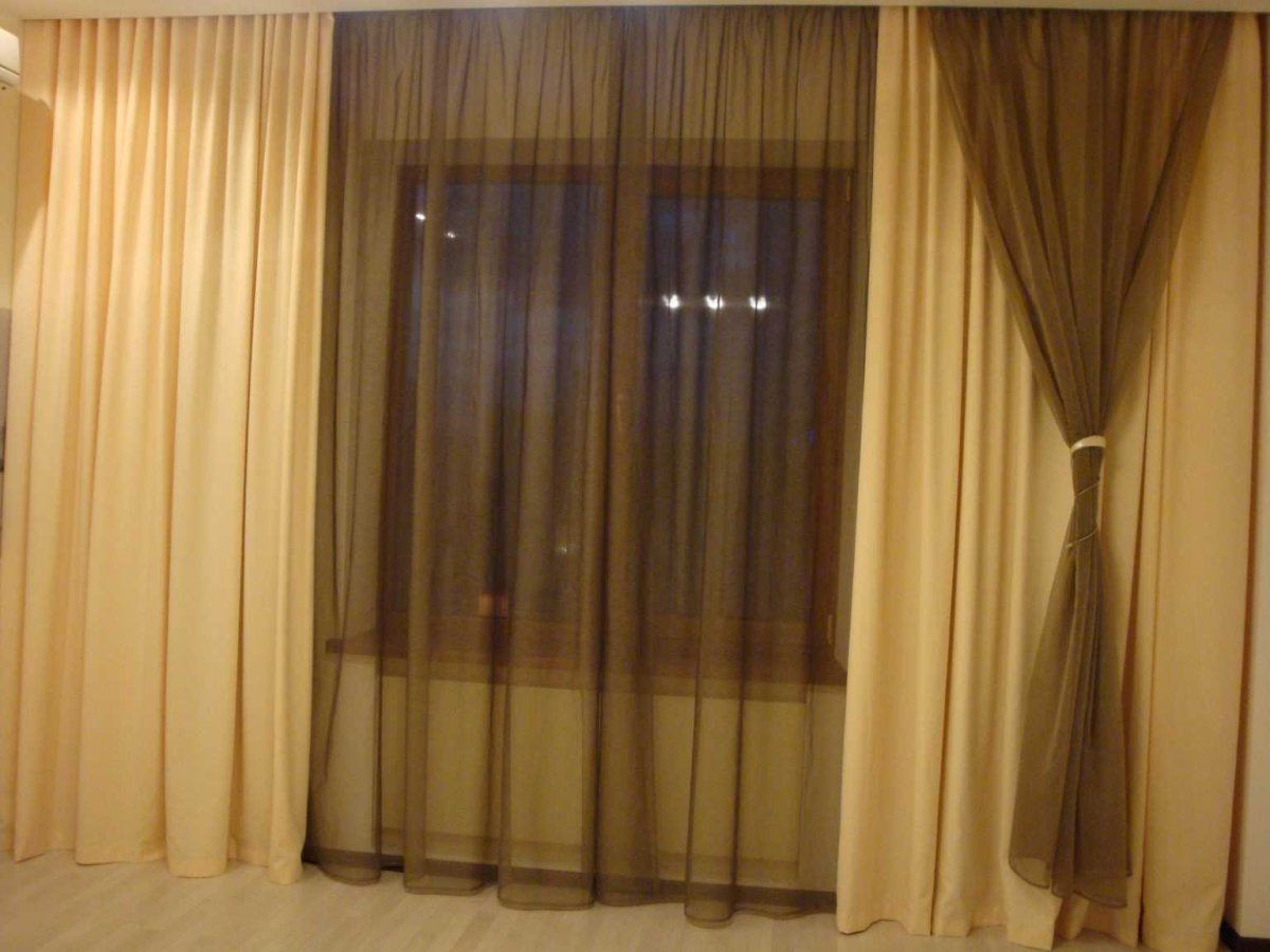 Темная тюль и светлые шторы