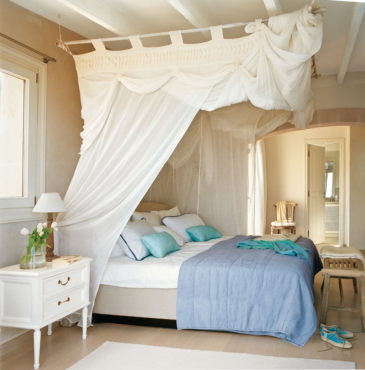 Круглая кровать в интерьере